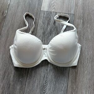 VICTORIA’S SECRET WHITE BRA WITH CUTE BOW AND LACE TRIM